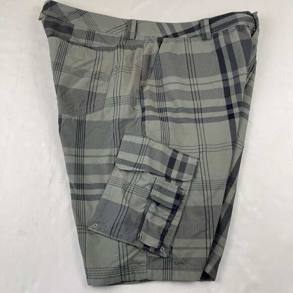 Under Armour Cargo Shorts Men’s 40 Nylon Plaid Mesh Pockets Hike Outdoors - Picture 9 of 11